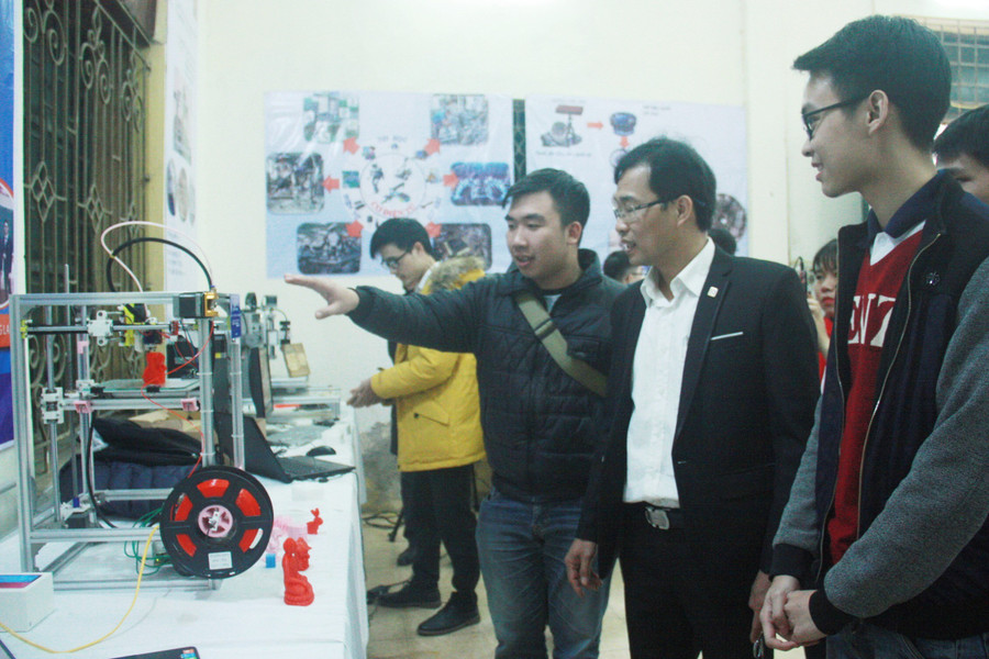 Sinh viên khoa Cơ khí, Trường ĐH Thủy lợi giới thiệu sản phẩm nghiên cứu ứng dụng