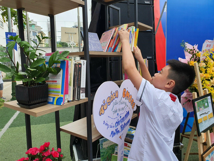 Ngày khai giảng, học sinh cùng góp những cuốn sách hay. Ngày khai giảng, học sinh cùng góp những cuốn sách hay.