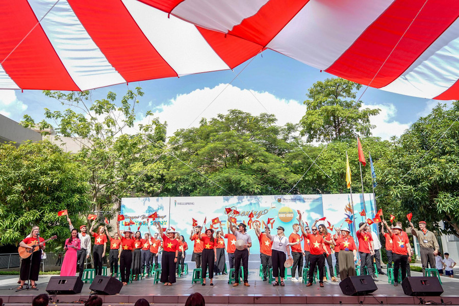 Những tiết mục ấn tượng của thầy và trò trường Wellspring đánh dấu một năm học mới đầy hứng khởi. Những tiết mục ấn tượng của thầy và trò trường Wellspring đánh dấu một năm học mới đầy hứng khởi.