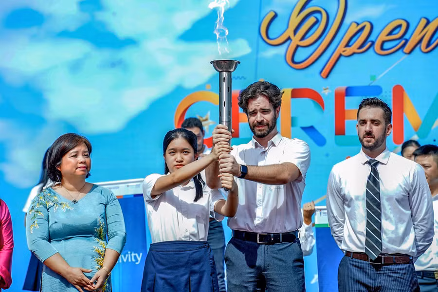 Nghi thức rước đuốc và truyền lửa, tượng trưng cho sức mạnh của ước mơ, đam mê, tinh thần và năng lượng của các thế hệ thầy trò Wellspring.