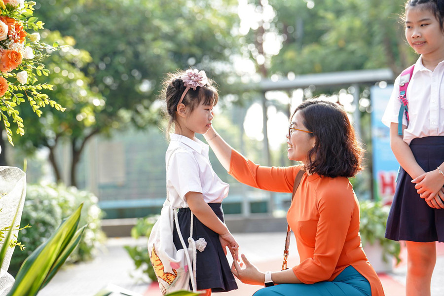 Chào đón các em trong ngày vui đầu năm học này là những nụ cười cùng những cái nắm tay của thầy cô. Chào đón các em trong ngày vui đầu năm học này là những nụ cười cùng những cái nắm tay của thầy cô.