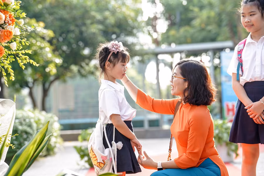 Chào đón các em trong ngày vui đầu năm học này là những nụ cười cùng những cái nắm tay của thầy cô.