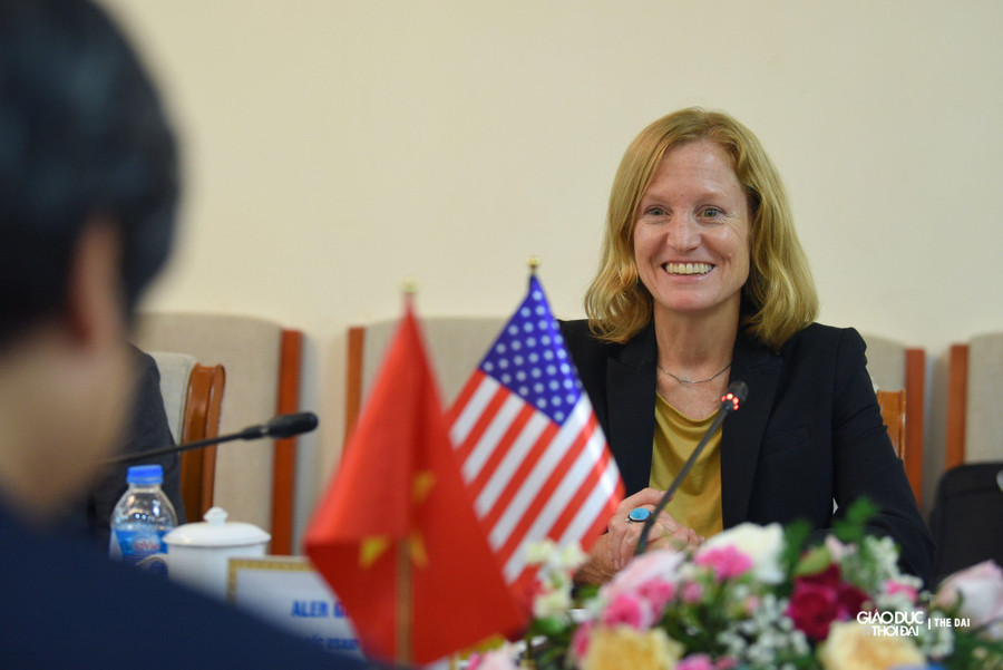 Giám đốc Quốc gia Cơ quan Phát triển quốc tế Hoa Kỳ tại Việt Nam Aler Grubbs phát biểu tại lễ ký kết. Giám đốc Quốc gia Cơ quan Phát triển quốc tế Hoa Kỳ tại Việt Nam Aler Grubbs phát biểu tại lễ ký kết.