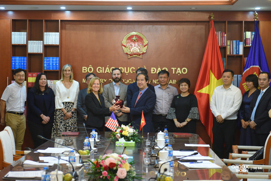 Hai bên tặng quà lưu niệm nhân dịp bà Aler Grubbs đến thăm, làm việc với Bộ GD&ĐT. Hai bên tặng quà lưu niệm nhân dịp bà Aler Grubbs đến thăm, làm việc với Bộ GD&ĐT.