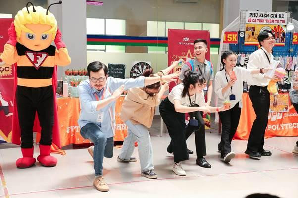 Buổi thực hành buôn bán của các nhân vật trải nghiệm dưới “giám sát” của thầy Xoay. Buổi thực hành buôn bán của các nhân vật trải nghiệm dưới “giám sát” của thầy Xoay.