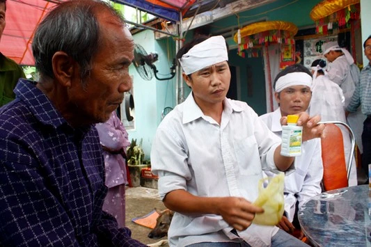 Anh Phạm Hồng Phong (giữa) và ông Phạm Tấn Huề kể lại sự việc