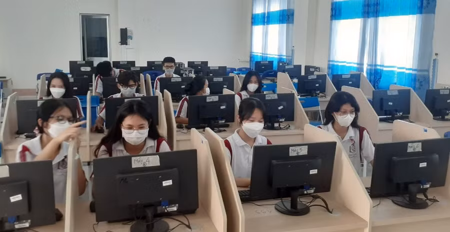HS Trường THPT Trần Đại Nghĩa (TP Cần Thơ) đăng ký dự thi trực tuyến tại trường.
