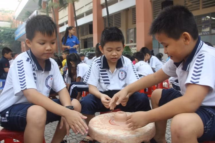 Học sinh tham gia nhiều hoạt động ý nghĩa trong hội Xuân yêu thương vào dịp Tết Nguyên đán hằng năm. Ảnh minh họa: P.Nga