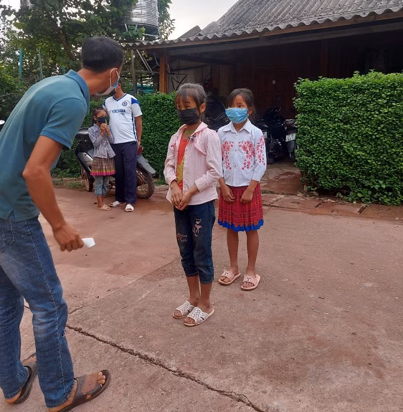 Học sinh các khối lớp được chia 5 người/1 tốp di chuyển đến lớp dưới sự giám sát chặt chẽ của giáo viên.