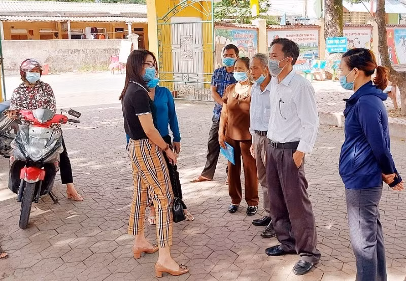 Phụ huynh đến tận Trường Tiểu học thị trấn Cẩm Xuyên 1 phản ánh việc con em họ phải đi học xa nhà gây nhiều bất tiện.