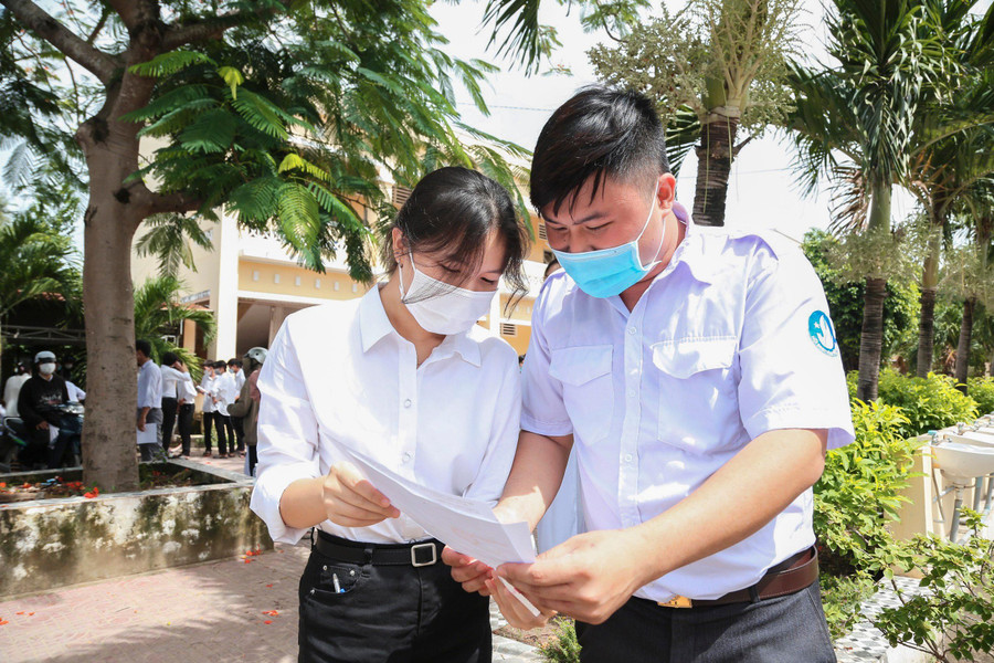 Thí sinh chia sẻ sau giờ thi. Thí sinh chia sẻ sau giờ thi.