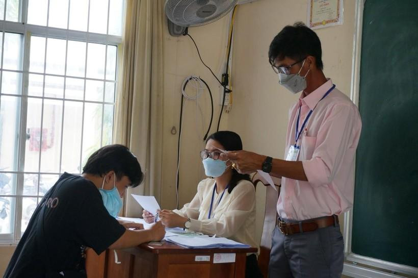 Thí sinh làm thủ tục dự thi tại điểm thi Trường THPT Hồ Thị Kỷ, Cà Mau.