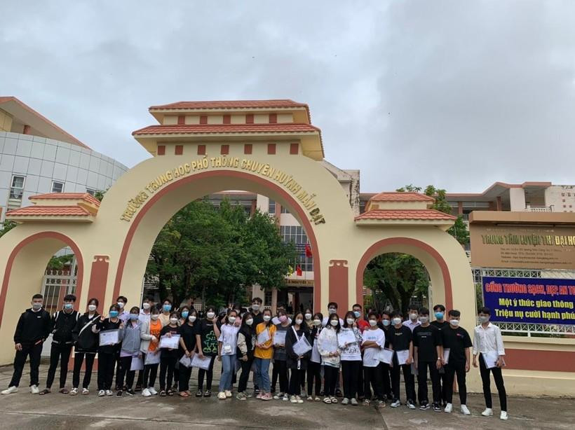 35 thí sinh Trường THCS-THPT kiên Hải yên tâm làm thủ tục dự thi chiều 6/7. Ảnh: G. Bảo