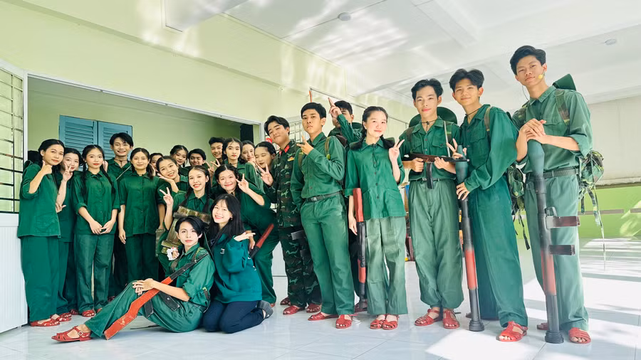 Các em HS hào hứng trước giờ công diễn.