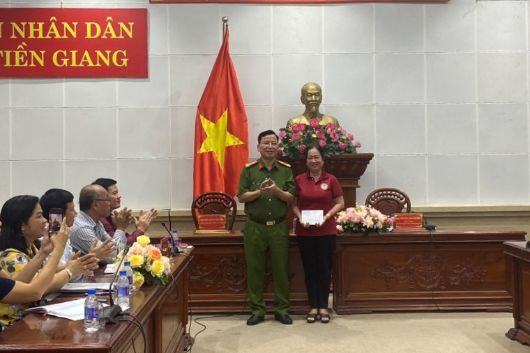 Trao thưởng nóng cho Trường MN Tuổi Thần Tiên. Trao thưởng nóng cho Trường MN Tuổi Thần Tiên.