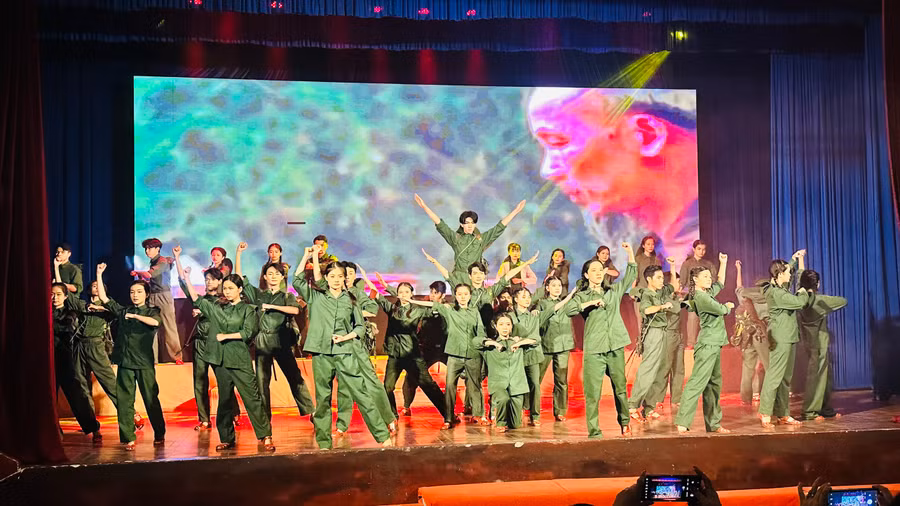 Chương trình sân khấu hóa tác phẩm Văn học - Lịch sử với tác phẩm “Người ở bến sông Châu” do HS Trường THPT An Khánh diễn.