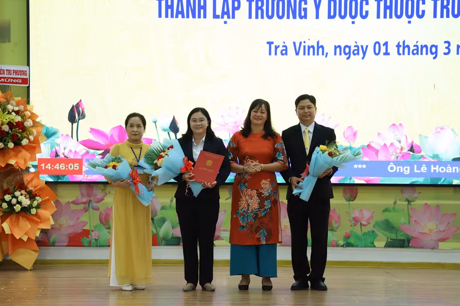 Lãnh đạo Bệnh viện Trường ĐH Trà Vinh nhận Quyết định công nhận xếp hạng Bệnh viện hạng II.