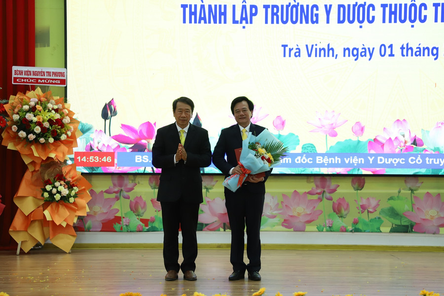 GS.TS Phạm Tiết Khánh - Chủ tịch Hội đồng Trường ĐH Trà Vinh tặng hoa chúc mừng GS.TS.BS Tạ Văn Trầm - Hiệu trưởng Trường Y Dược thuộc Trường ĐH Trà Vinh. GS.TS Phạm Tiết Khánh - Chủ tịch Hội đồng Trường ĐH Trà Vinh tặng hoa chúc mừng GS.TS.BS Tạ Văn Trầm - Hiệu trưởng Trường Y Dược thuộc Trường ĐH Trà Vinh.