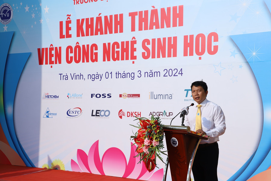 PGS.TS Nguyễn Minh Hòa - Hiệu trưởng Trường ĐH Trà Vinh phát biểu tại buổi lễ. PGS.TS Nguyễn Minh Hòa - Hiệu trưởng Trường ĐH Trà Vinh phát biểu tại buổi lễ.