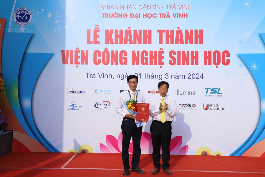 GS.TS Phạm Tiết Khánh - Chủ tịch Hội đồng trường trao Quyết định Viện trưởng Viện công nghệ sinh học cho PGS.TS Diệp Thanh Tùng - Phó Hiệu trưởng. GS.TS Phạm Tiết Khánh - Chủ tịch Hội đồng trường trao Quyết định Viện trưởng Viện công nghệ sinh học cho PGS.TS Diệp Thanh Tùng - Phó Hiệu trưởng.