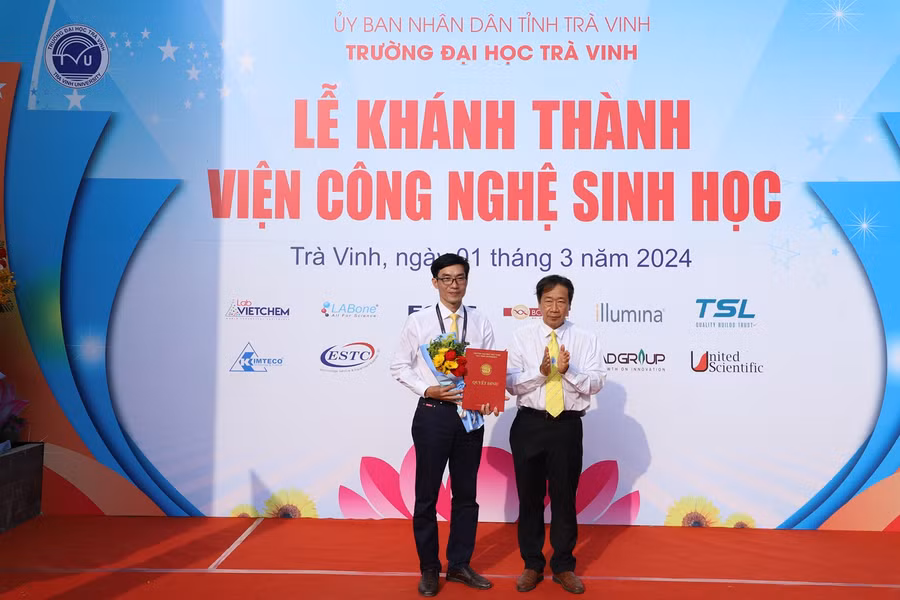 GS.TS Phạm Tiết Khánh - Chủ tịch Hội đồng trường trao Quyết định Viện trưởng Viện công nghệ sinh học cho PGS.TS Diệp Thanh Tùng - Phó Hiệu trưởng.