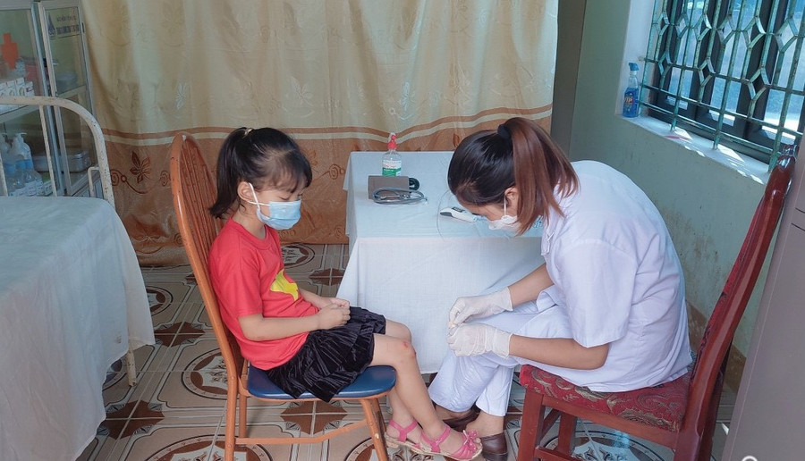 Nhân viên y tế chăm sóc sức khỏe cho học sinh Trường Tiểu học Thị trấn Hạ Hòa (Hạ Hòa, Phú Thọ). Ảnh: NTCC Nhân viên y tế chăm sóc sức khỏe cho học sinh Trường Tiểu học Thị trấn Hạ Hòa (Hạ Hòa, Phú Thọ). Ảnh: NTCC