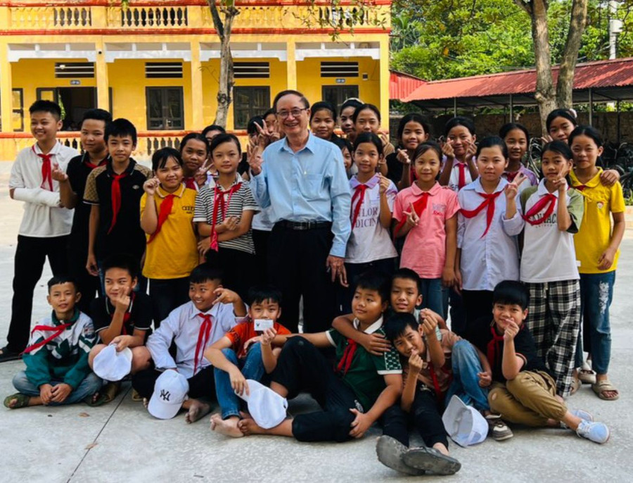 Ông Đặng Tự Ân - Giám đốc Quỹ Hỗ trợ đổi mới giáo dục phổ thông Việt Nam và học sinh Trường Tiểu học và THCS Hùng An (Kim Động, Hưng Yên). Ảnh: NVCC Ông Đặng Tự Ân - Giám đốc Quỹ Hỗ trợ đổi mới giáo dục phổ thông Việt Nam và học sinh Trường Tiểu học và THCS Hùng An (Kim Động, Hưng Yên). Ảnh: NVCC