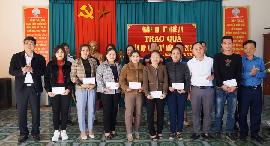 Lãnh đạo ngành Giáo dục Nghệ An trao quà Tết cho giáo viên Trường Tiểu học Bắc Lý, huyện Kỳ Sơn năm 2023.