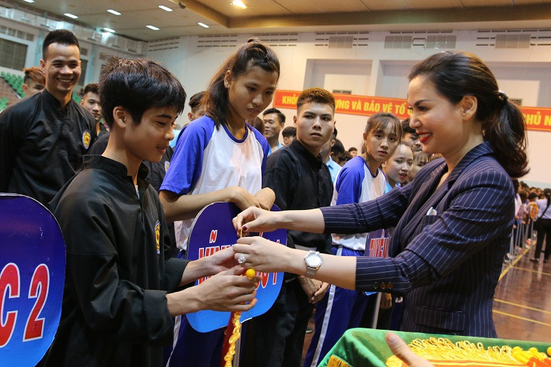 Trưởng bộ môn Pencak Silat - bà Từ Thị Lê Na trao cờ lưu niệm cho các đoàn VĐV. Trưởng bộ môn Pencak Silat - bà Từ Thị Lê Na trao cờ lưu niệm cho các đoàn VĐV.