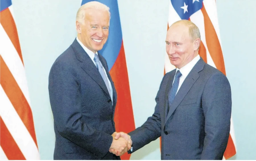 Ông Joe Biden khi là Phó Tổng thống Mỹ bắt tay Thủ tướng Nga Vladimir Putin vào ngày 3/10/2011. Ảnh: AP