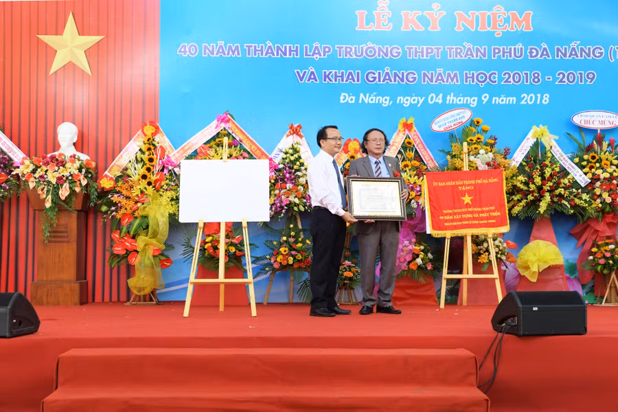 Giám đốc Sở GD&ĐT Đà Nẵng trao tặng Bằng khen của Bộ GD&ĐT cho Hiệu trưởng trường THTP Trần Phú. 