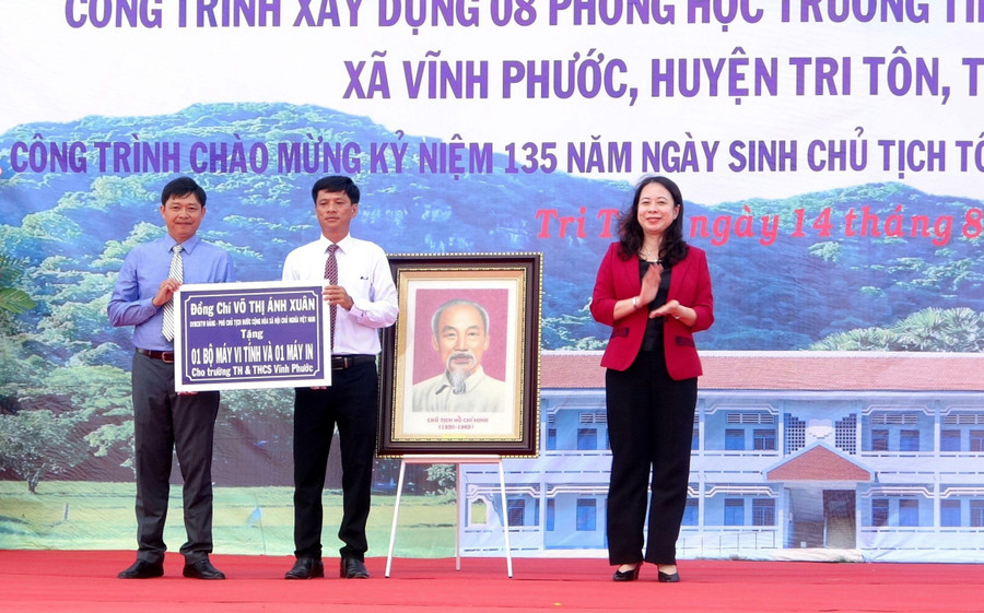 Phó Chủ tịch nước Võ Thị Ánh Xuân tặng bộ máy tính và máy in cho nhà trường. Phó Chủ tịch nước Võ Thị Ánh Xuân tặng bộ máy tính và máy in cho nhà trường.