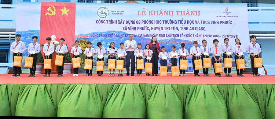 Phó Chủ tịch nước và lãnh đạo tỉnh An Giang trao quà cho học sinh vượt khó. Phó Chủ tịch nước và lãnh đạo tỉnh An Giang trao quà cho học sinh vượt khó.