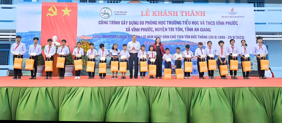 Phó Chủ tịch nước và lãnh đạo tỉnh An Giang trao quà cho học sinh vượt khó.