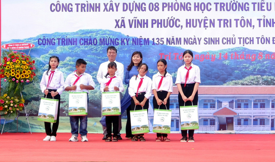 Lãnh đạo Sở GDĐT An Giang và lãnh đạo huyện Tri Tôn trao quà cho học sinh. Lãnh đạo Sở GDĐT An Giang và lãnh đạo huyện Tri Tôn trao quà cho học sinh.
