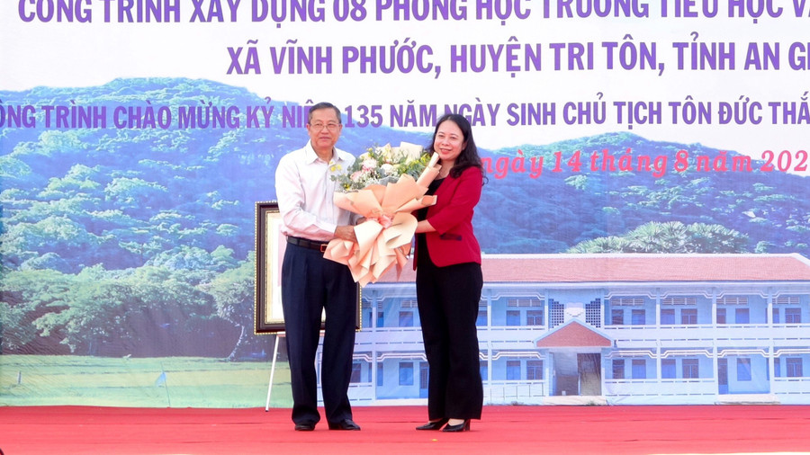 Lãnh đạo tỉnh An Giang tặng hoa cảm ơn Phó Chủ tịch nước Võ Thị Ánh Xuân. Lãnh đạo tỉnh An Giang tặng hoa cảm ơn Phó Chủ tịch nước Võ Thị Ánh Xuân.