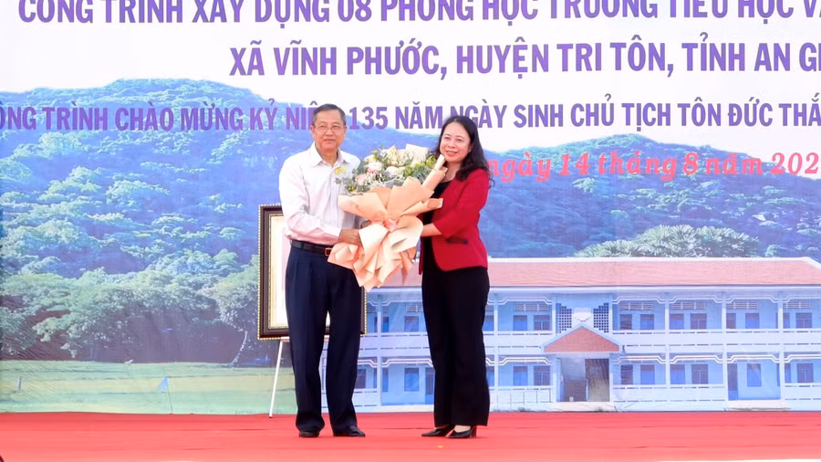 Lãnh đạo tỉnh An Giang tặng hoa cảm ơn Phó Chủ tịch nước Võ Thị Ánh Xuân.