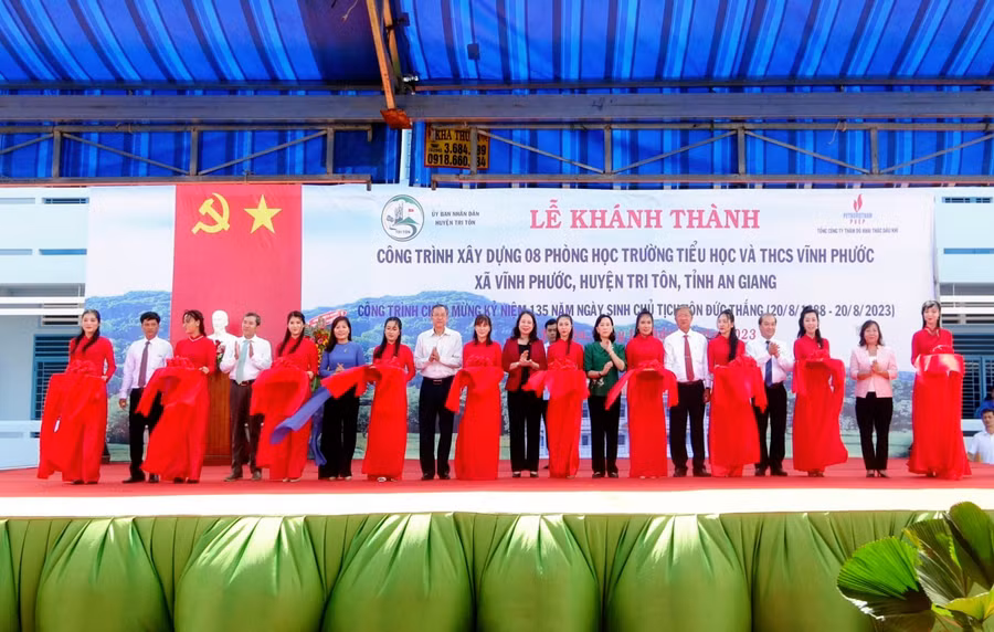 Phó Chủ tịch nước cùng các đại biểu thực hiện nghi thức cắt băng khánh thành công trình 