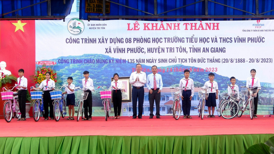 Trao tặng 10 xe đạp cho học sinh khó khăn về phương tiện đến trường. Trao tặng 10 xe đạp cho học sinh khó khăn về phương tiện đến trường.