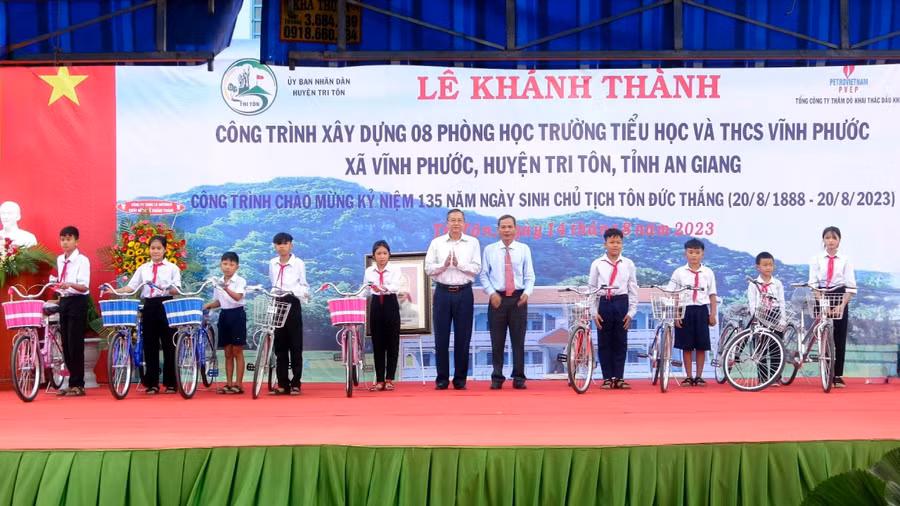 Trao tặng 10 xe đạp cho học sinh khó khăn về phương tiện đến trường.