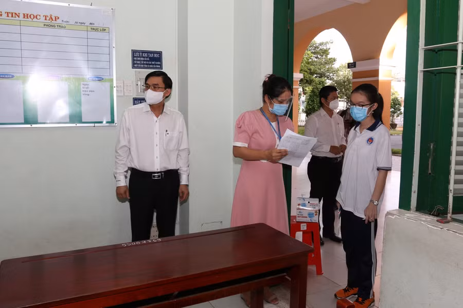Giám thị gọi thí sinh vào phòng thi tại điểm thi THPT Nguyễn Đình Chiểu, TP Mỹ Tho, Tiền Giang. Ảnh: X. Uyên.