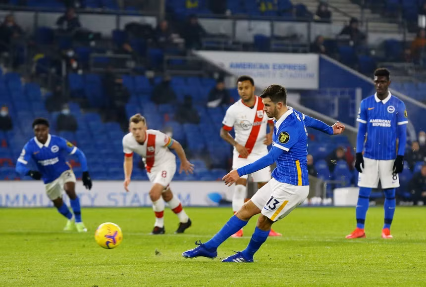 Chủ nhà Brighton (áo xanh) vươn lên dẫn trước 1-0.