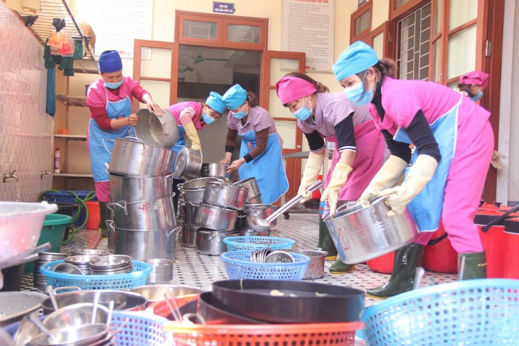 Khử khuẩn trường lớp được các cơ sở GD triển khai khá đồng bộ. Ảnh: Ngọc Sơn