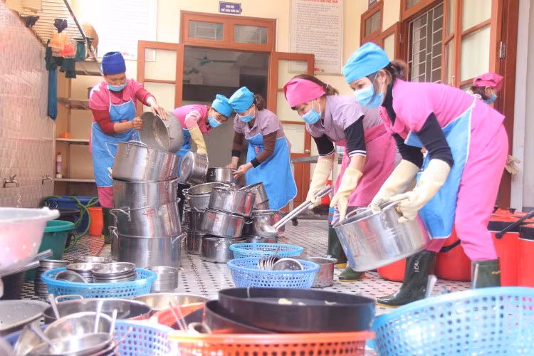 Khử khuẩn trường lớp được các cơ sở GD triển khai khá đồng bộ. Ảnh: Ngọc Sơn