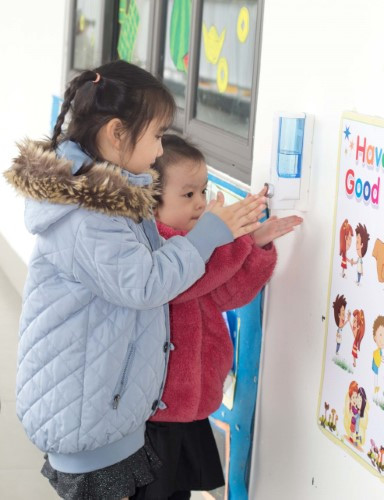 Hướng dẫn học sinh rửa tay phòng dịch. Ảnh: Hồ Lài Hướng dẫn học sinh rửa tay phòng dịch. Ảnh: Hồ Lài