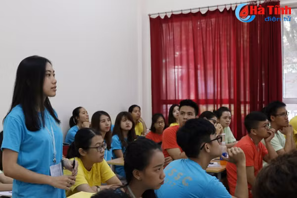 Phương Linh thảo luận tại buổi tuyển chọn thành viên tham dự chương trình Tàu thanh niên Đông Nam Á- Nhật Bản (SSEAYP). Ảnh. Báo Hà Tĩnh