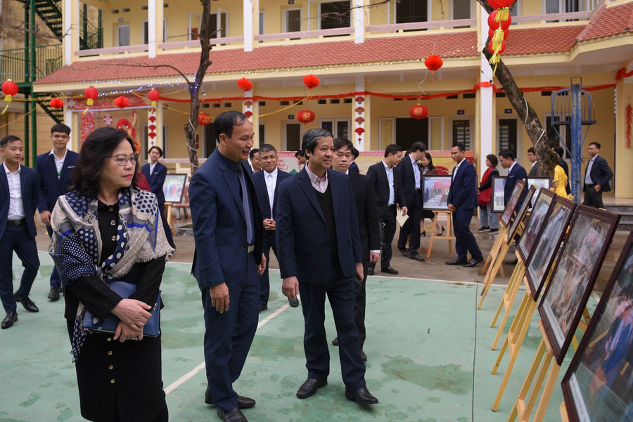 Bộ trưởng Nguyễn Kim Sơn, Thứ trưởng Ngô Thị Minh và đoàn công tác thăm triển lãm tranh về quá trình xây dựng, phát triển Trường Hữu nghị T78. Bộ trưởng Nguyễn Kim Sơn, Thứ trưởng Ngô Thị Minh và đoàn công tác thăm triển lãm tranh về quá trình xây dựng, phát triển Trường Hữu nghị T78.