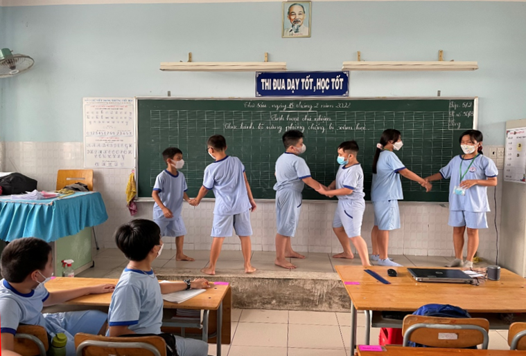 Học sinh thực hành động tác thoát thân khi bị nắm cổ tay. Học sinh thực hành động tác thoát thân khi bị nắm cổ tay.