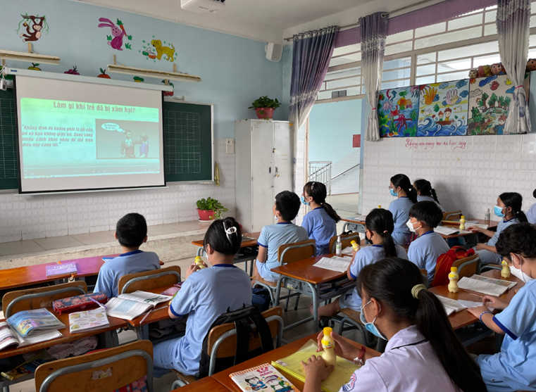 Học sinh Trường tiểu học Bình Hòa 2 xem video hướng dẫn "Em cần làm gì khi bị xâm hại". Học sinh Trường tiểu học Bình Hòa 2 xem video hướng dẫn "Em cần làm gì khi bị xâm hại".