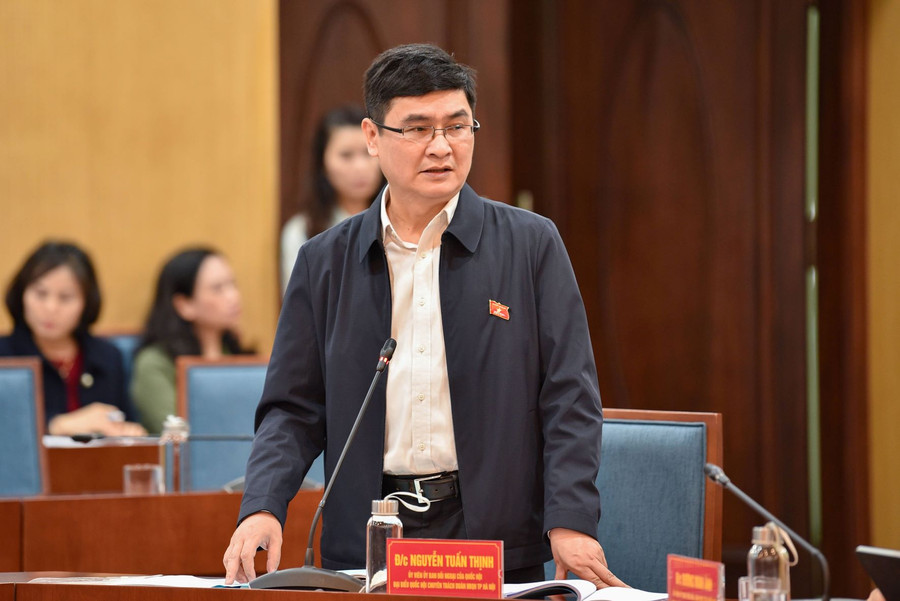 Thành viên đoàn giám sát trao đổi, đặt câu hỏi tại buổi làm việc. Thành viên đoàn giám sát trao đổi, đặt câu hỏi tại buổi làm việc.
